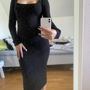 Svart Tight Klänning  - Super snygg Klänning från Forever21!! Aldrig använd! Storlek M men passar även mig som är S🫶🏻🩷