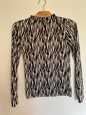 Cool tröja - En stretchiga, tajt och tunn långärmad!  Kan frakta men även mötas upp i Malmö eller Lund:) 