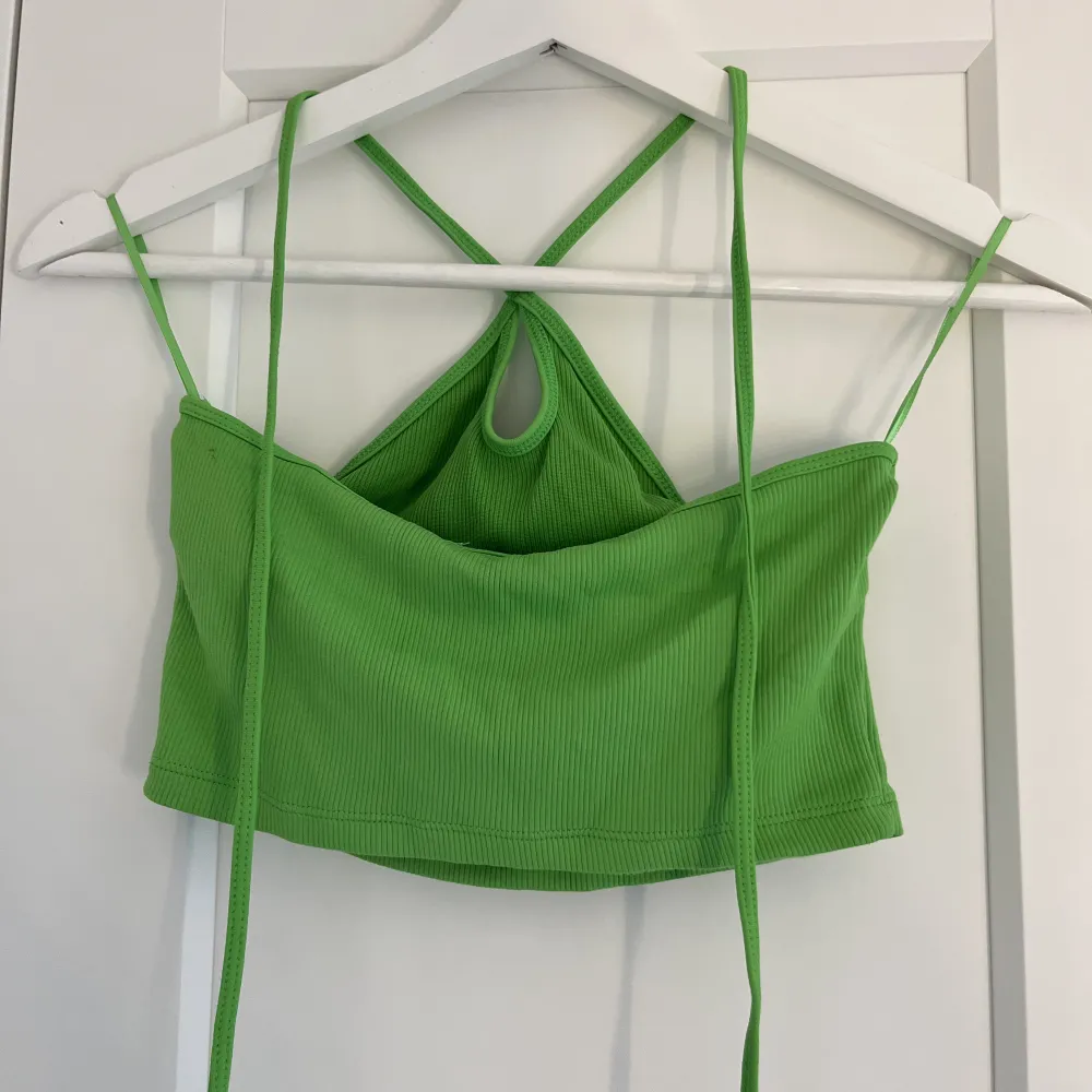 Neongrönt linne från Zara med knytning i nacken. Linnet är i väldigt bra skick:) Vid frågor är det bara att höra av sig!💕. Toppar.