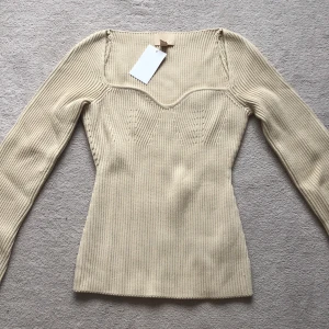 Cool tröja  - En jätte cool tröja från hm🥰 aldrig använd och lappen sitter kvar