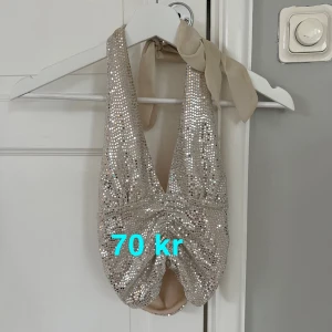 Fest topp - Slutsåld Fest topp från Gina tricot för 70 kr🫶