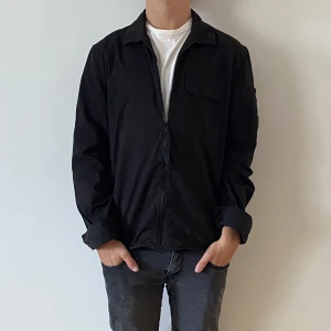 C.P Company overshirt - C.P Company - storlek M - varan är i fint skick (tecken på användning finns) - nypris ~3000 kr - vårat pris 799 - modellen är 172 cm och väger 65 kg - vid frågor eller funderingar är det bara och  skriva!