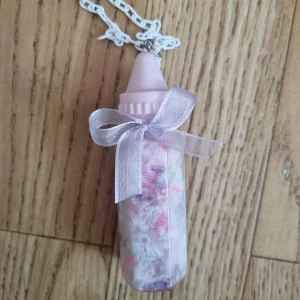 Nile perch halsband - Köpte halsbandet direkt ifrån nile perchs butik i tokyo, fint skick, knappt använt. Kan mötas upp i vänersborg.