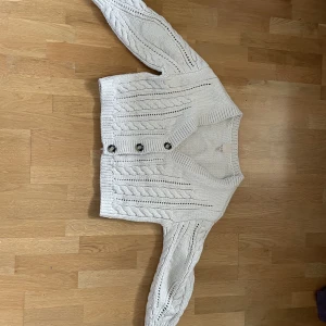 Stickad kofta (oversized) - En väldigt fin, högkvalitativ stickad kofta från H&M! Koftan är i nyskick och nästan aldrig använd. Säljer då jag inte riktigt får tillfälle att använda den. Inköpt för ca 400kr för ett eller två år sedan. 