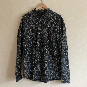 Snygg HM skjorta - Perfekt skick,som ny,L,längd 78cm,bredd 58cm