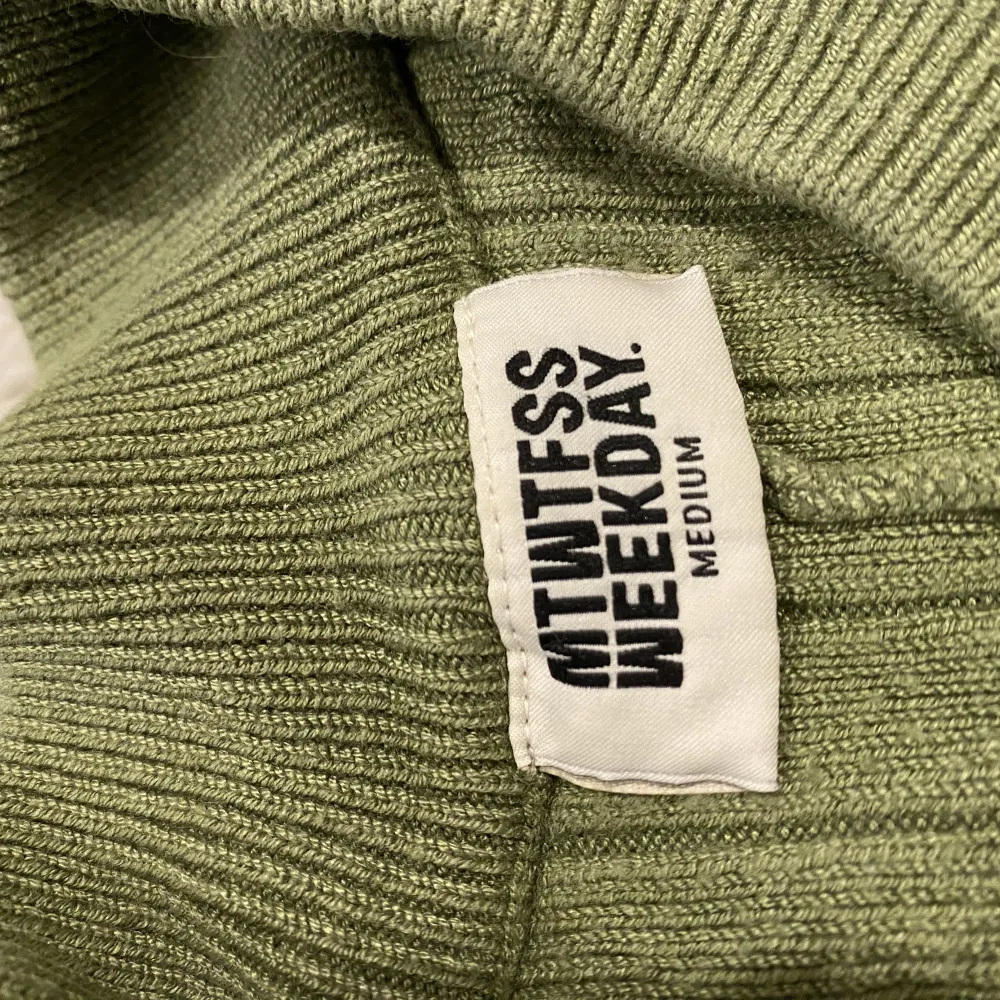 Grön skön tröja från Weekday i storlek M. . Tröjor & Koftor.
