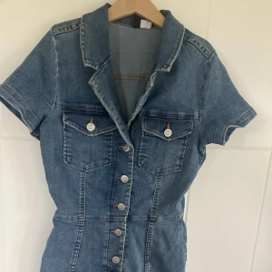 Jeans dress 💙 - Säljer denna jeans dress i strl xs💙 Bara använd en gång! 