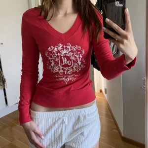 Röd långärmad - Röd långärmad med söta vita tryck detaljer, fint skick men finns tecken på användning. Storlek XS men passar S och har strechigt material☺️