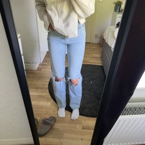 Blåa jeans från Gina  - Blåa jeans med hål på knäna från Gina💞är storlek 32 men passar 34 också. 
