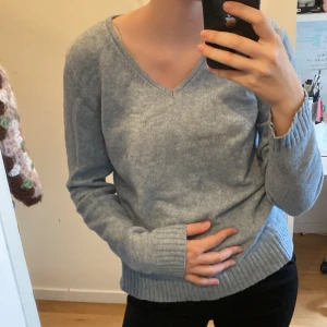 Ljusblå stickad tröja - Ljusblå stickad tröja från vila, skriv gärna i dm för frågor och bilder 💕