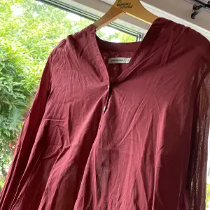 Fin röd skjorta från Carin Wester. Sparsamt använd. Hel och ren men behöver strykas lite. 