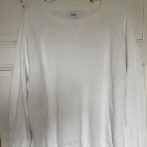 Zara tröja - Vit zara-tröja i storlek L. Stilren och enkel, använd fåtal gånger. I fint skick!✌🏼