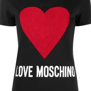 Säljes svart Moschino t-shirt i stel M. Nypris 1600kr Säljes för 450kr