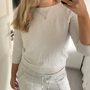 Vit tröja - Så fin tröja med trekvartsärmar från STOCKH LM i storlek M men som även passar S😊