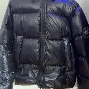 Canada goose jacka  - Tvär fet jacka helt ny var förstor så säljer den nu  Var en present från mina föräldrar när jag fyllde år  Har dustbag, tags  Skriv för mer bilder och frågor  Byten kan vara intressant 