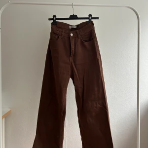Bruna jeans - Bruna jeans från okänt märke. Straight leg och vida 