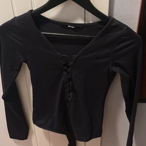 Festlig body - Säljer denna body som jag växt ur men som jag hoppas att någon annan kommer att gilla den! Tvättar och stryker innan jag postar. Priset kan diskuteras vid snabb affär. Ser ny ut. 