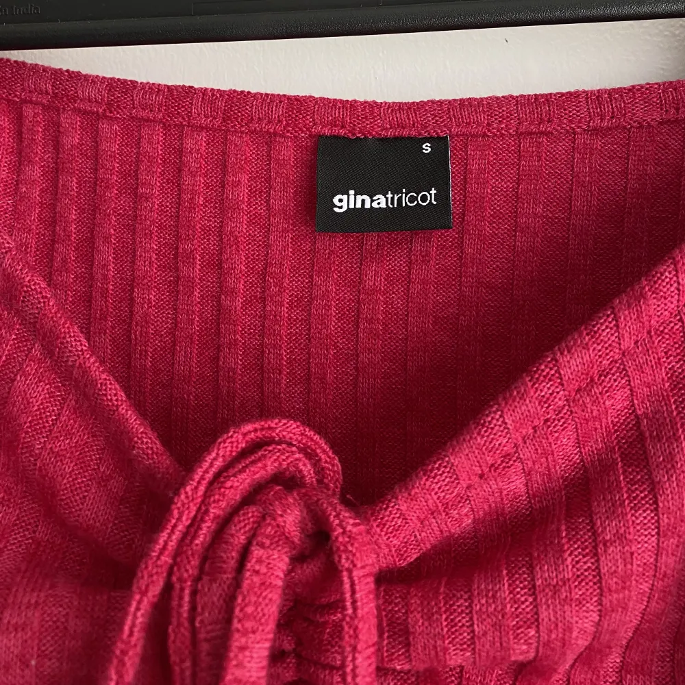 Söt rosa blus/tröja ifrån Ginatricot i storlek S!! Använd två gånger!🩷 köparen står för frakten! Använd gärna ” köp nu ”💕. Toppar.