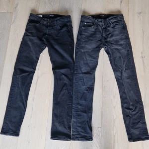 Jeans - Säljer nu mina Jack and Jones jeans. Har använt jeansen ganska mycket, men dem helt hela och i bra skick. Bägge jeansen är slim och ena är 29 i midjan och 30 i längd och dem andra ör 28 i midjan och 30 i längd. Jag köpte båda jeansen för 900 kr. 