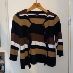 Cardigan - Randig cardigan från HM i nyskick. Storlek XS men har även en i stoelek L till salu. 