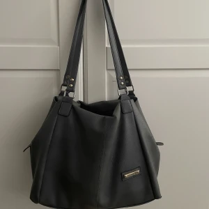 Skol väska  - Skit snygg skol väska. Köpt utomlands! Har fått så mycket komplimanger för denna väskan!  Jätte många intresserade så kommer starta en budgivning. Kolla mitt senaste ”inlägg” för väskans defekter!