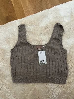Crop top - Crop top från H&M med prislapp kvar i storlek M 