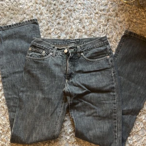 Jeans - Säljer dessa snygga jeans som är ifrån Filippa K. Får tyvärr ingen använding och är endast provade. Skriv för fler bilder❤️