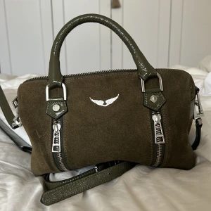 Zadig väska! - Säljer min ur snygga Zadig väska i oliv grön, i mycket gott skick! Kan tänka mig att sänka priset vid snabb affär.