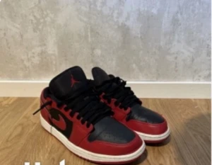 JORDAN 1 LOW - Hej jag säljer mina Jordan 1. Nypris 1,800 från footlocker. 