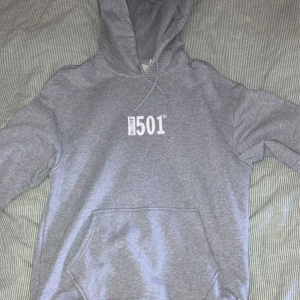 Levi’s Hoodie - Rensning av garderoben,   Tröjan är oanvänd och tar bara upp plats, den är i utmärkt skick. Den är oversize och passar mer S-M även fast den är XS i storlek.  Nypris: 799:-  Om du har fler frågor så tveka inte att skicka ett meddelande!