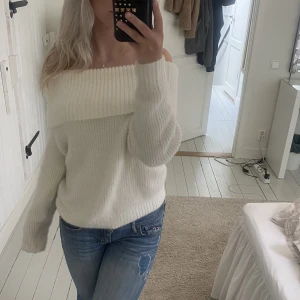 Off shoulder tröja - Jättefin snygg stickad vit tröja💕💕Storlek S och använd ett fåtal gånger, PERFEKT till hösten. Säljer då den inte kommer till användning :D