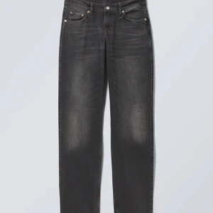 Low arrow jeans - Säljer mina low arrow jeans från Weekday då dom är för stora för mig köpta på plick men i fint skick. Slutsålda överallt, Skriv för fler bilder😊