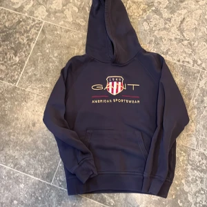 Gant hoodie jukior - Säljer en Gant hoodie i storlek 146-152. Marinblå. 