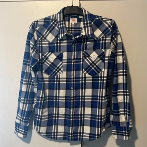 Levis skjorta stl S - Oanvänd Levis skjorta i stl S. Nyskick.