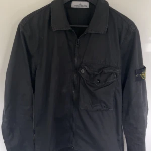 Stone Island Overshirt - Säljer denna Stone island overshirten storlek M, använd en del men inget som syns jättemycket. Priset kan diskuteras.
