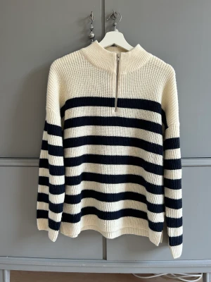 Stickad tröja  - I ny skick, knappt använd. En stickad tröja med dragkedja i halsen, i storlek L från Vero Moda 