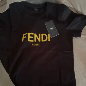 Helt ny Fendi t shirt med etikett. Ny pris ca 5500 kr.   St. M   Fendi Roma text i gummi. 