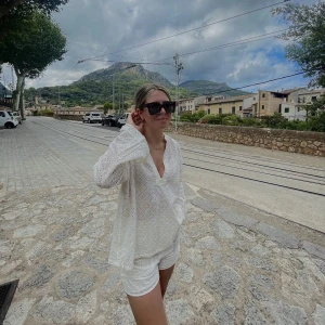 Spets set från Zara - Shorts & tunn topp till från zara. Jättefint& luftigt set. Knappt använt. Storlek S nypris 800kr