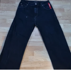 Dangerous DNGRS jeans - Lite slitna nere vid benet och ett litet hål under höger ficka men annars inget fel på dem över huvud taget