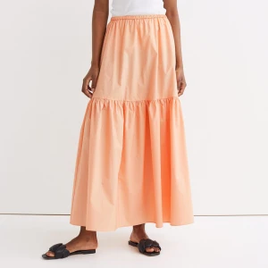 Långkjol - säljer denna supersöta aprikosfärgade långkjol från h&m!! tyvärr för stor för mig och därför säljer jag💓 strlk S och ny med lapp kvar!