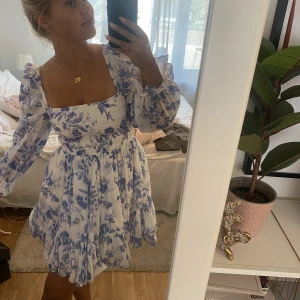 Other stories klänning - Helt slutsåld other stories klänning. Finaste klänningen någonsin. Använd fåtals ggr. Köpt förra sommaren, inga defekter! 💙 klänningen är i Linne! Säljer enbart vid bra bud!