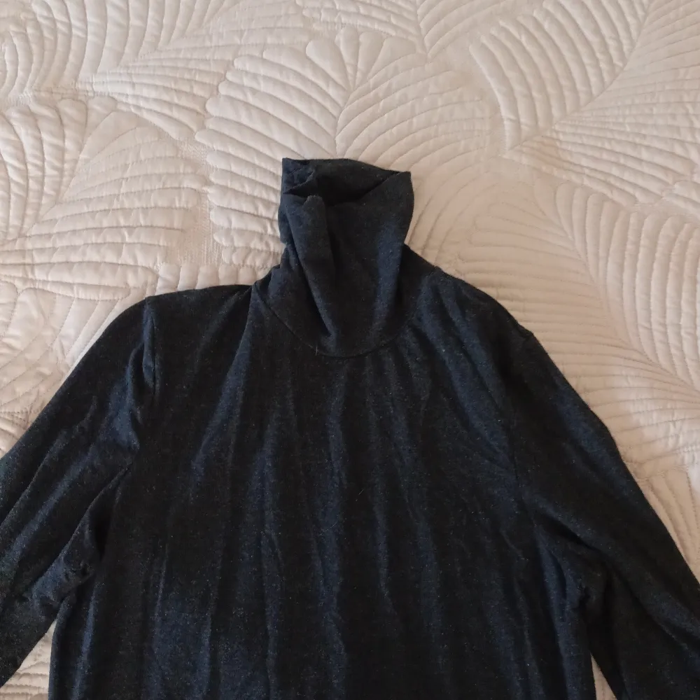 Det här är en långklänning som är svart och kommer från Lindex. Det är storlek s. . Klänningar.