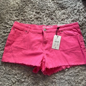 Lågmidjade short - Nya lågmidje shorts i nyskick med prislappen kvar 😍😍 Nypris är 150kr