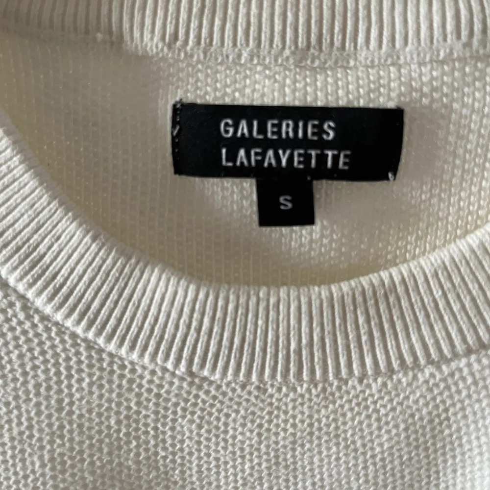 Säljer en vit Crewneck tröja ifrån  Galeries Lafayette för endast 200kr.. Tröjor & Koftor.