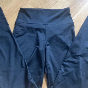 svarta byxor - säljer mina jättefina svarta byxor eftersom de inte kommer till användning. De går att vika ner så att de blir lågmidjade🩷 de har bootcut längst ner. Använd ej köp nu💕
