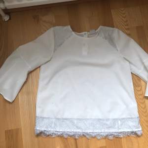 Säljer denna vita blusen från Lindex för att den är för liten för mig. Fransarna där nere på tröjan är lite slitna  men det är inget som syns jättemycket. 🤍✨