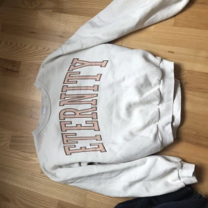 Hoodie  -  Säljer denna beers vita Hoodie med rosa / aprikosfärgad text för att den har blivit lite för kort i armarna och inte riktigt är min stil längre. Den är lite nopprig inuti men inget som märks så ☺️mycket, inga andra tecken på slitage!  🤩