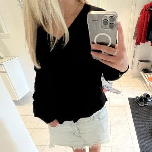 Svart tröja - Snygg svart tröja i tunt stickad perfekt till sommaren, storlek M💞