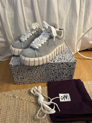 Eytys odessa - Eytys odessa i ljusblå, mocha Sparsamt använda, ingår både smala och tjocka snören, dustbag, låda!  Köparen står för frakt!!