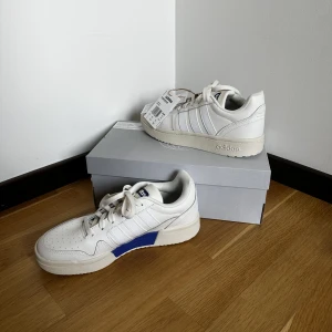 Skor - Aldrig använda och storlek 40 i herrstorlek. Hör av dig vid eventuella prisförslag.